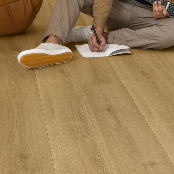 Pavimento in Laminato CAPTURE ROVERE SPAZZOLATO NATURALE CALDO QUICK-STEP per chi desidera un effetto legno credibile, facilmente integrabile in diversi stili di arredamento