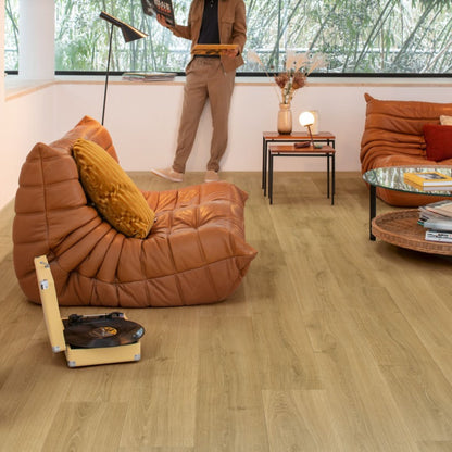 Pavimento in Laminato CAPTURE ROVERE SPAZZOLATO NATURALE CALDO QUICK-STEP per chi desidera un effetto legno credibile, facilmente integrabile in diversi stili di arredamento