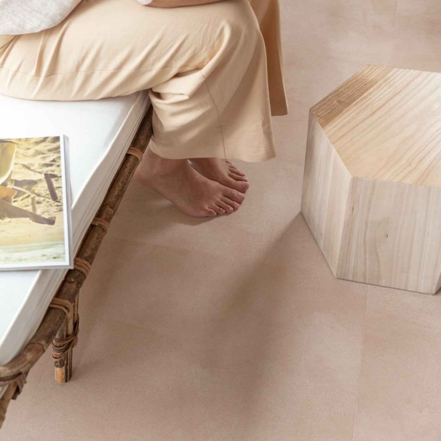 Pavimento in PVC ILLUME BLUSH SOFT QUICK-STEP tonalità rosa tenue con aspetto pietra delicato e contemporaneo