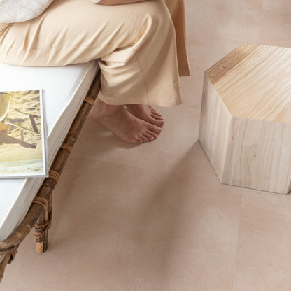 Pavimento in PVC ILLUME BLUSH SOFT QUICK-STEP tonalità rosa tenue con aspetto pietra delicato e contemporaneo