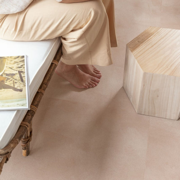 Pavimento in PVC ILLUME BLUSH SOFT QUICK-STEP tonalità rosa tenue con aspetto pietra delicato e contemporaneo