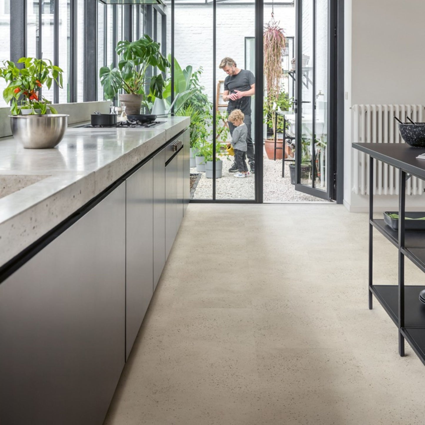 Pavimento in PVC ILLUME CEMENTO OSTRICA QUICK-STEP pietra con tonalità grigio chiaro consente di valorizzare ambienti luminosi e ordinati