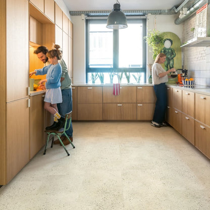 Pavimento in PVC ILLUME CEMENTO GHIAIA QUICK-STEP pietra con finitura cemento tonalità beige crea ambienti luminosi e continui
