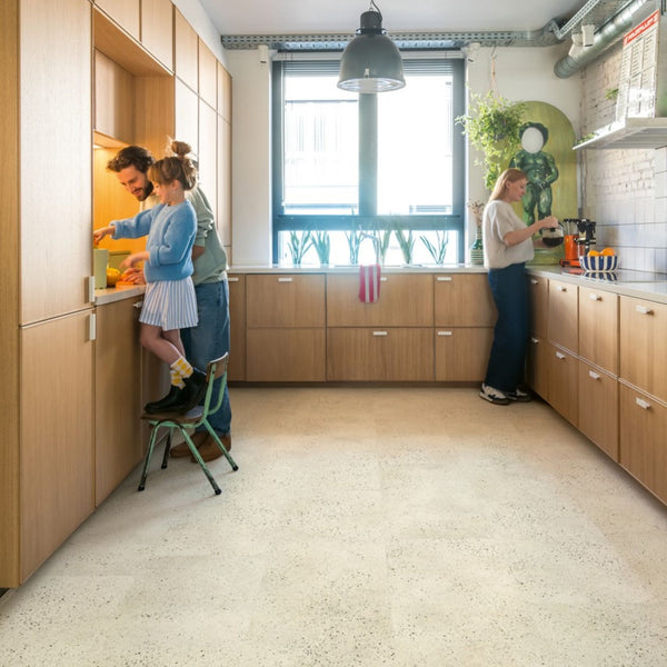 Pavimento in PVC ILLUME CEMENTO GHIAIA QUICK-STEP pietra con finitura cemento tonalità beige crea ambienti luminosi e continui