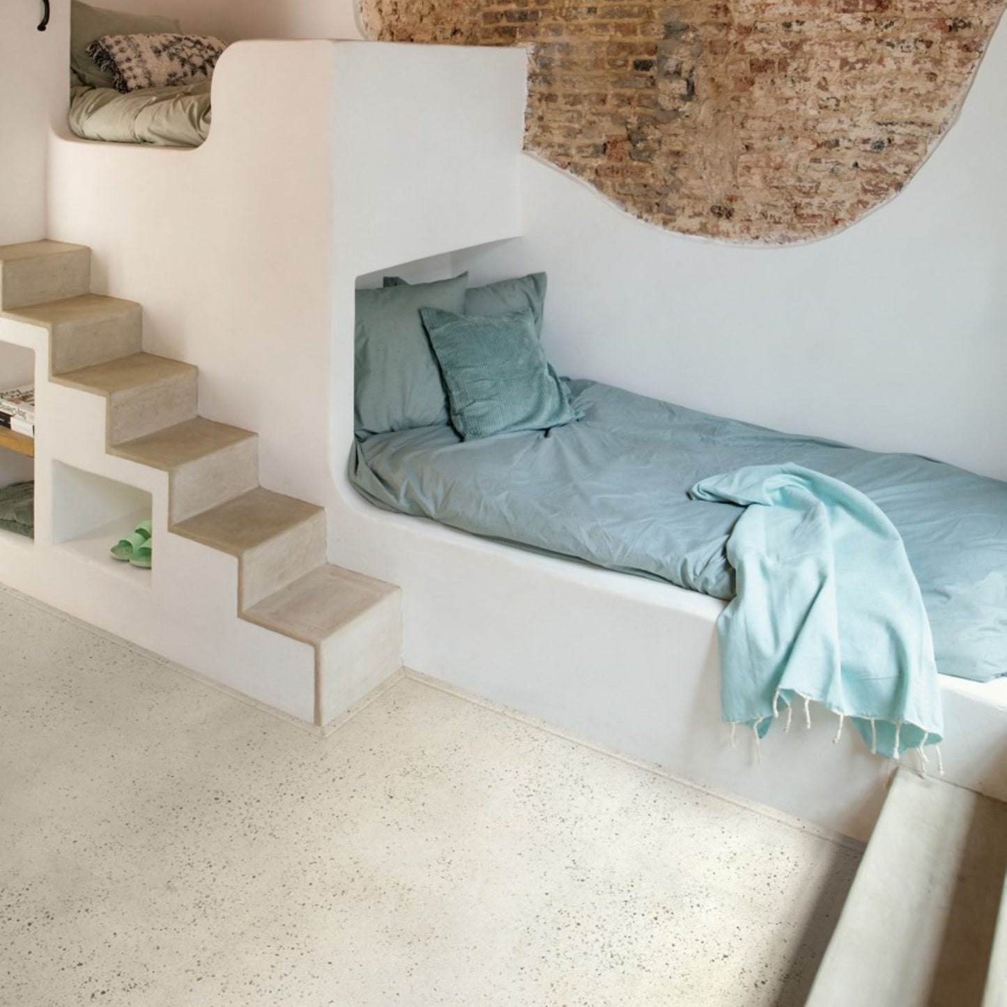 Pavimento in PVC ILLUME CEMENTO GHIAIA QUICK-STEP pietra con finitura cemento tonalità beige crea ambienti luminosi e continui