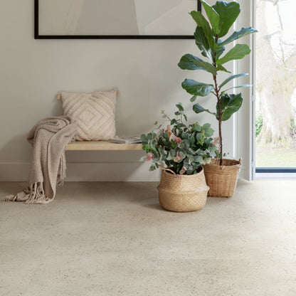 Pavimento in PVC ILLUME CEMENTO OSTRICA QUICK-STEP pietra con tonalità grigio chiaro consente di valorizzare ambienti luminosi e ordinati