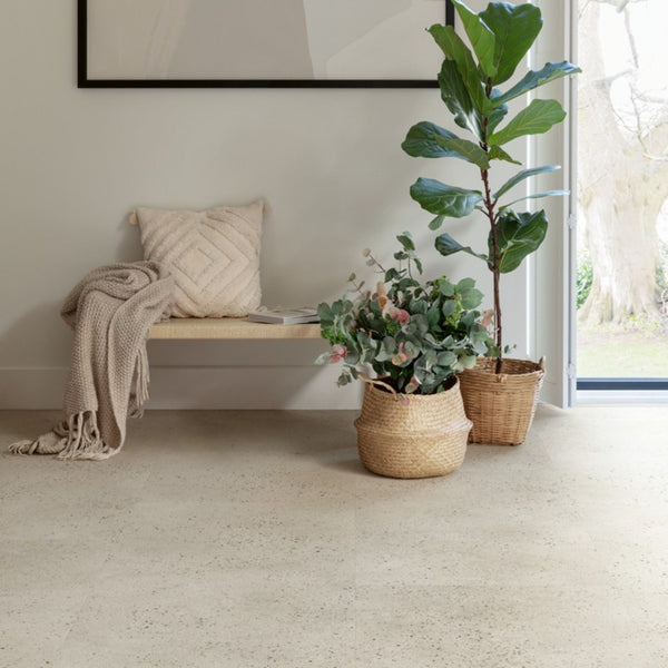 Pavimento in PVC ILLUME CEMENTO OSTRICA QUICK-STEP pietra con tonalità grigio chiaro consente di valorizzare ambienti luminosi e ordinati