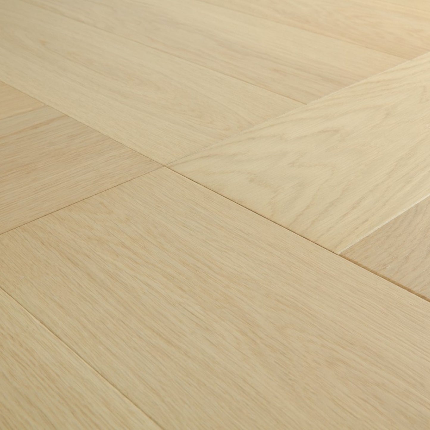 Pavimento in PARQUET DISEGNO ROVERE CHANTILLY EXTRA OPACO QUICK-STEP motivo a spina di pesce naturale e raffinato adatto a qualsiasi ambiente residenziale