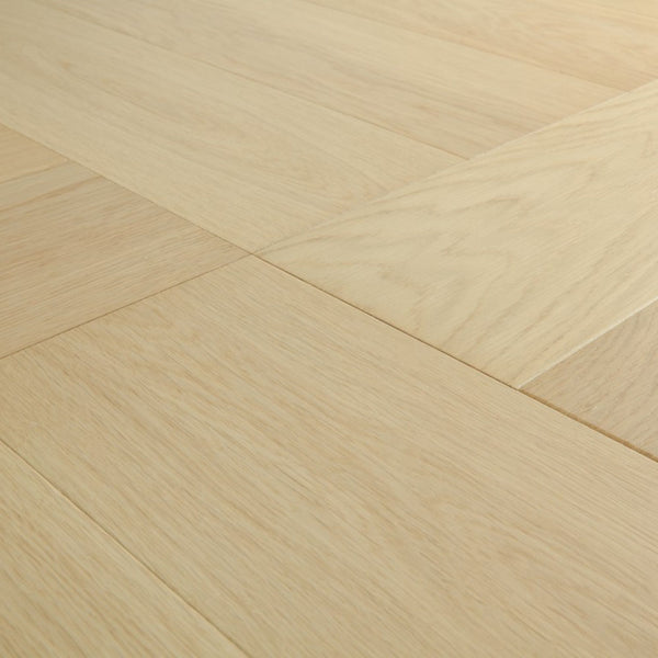 Pavimento in PARQUET DISEGNO ROVERE CHANTILLY EXTRA OPACO QUICK-STEP motivo a spina di pesce naturale e raffinato adatto a qualsiasi ambiente residenziale