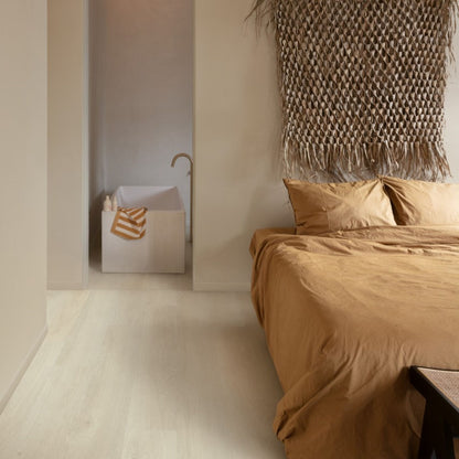 Pavimento in PVC BLOOM ROVERE DELLA BREZZA CHIARO QUICK-STEP tonalità grigio chiaro conferisce luminosità agli ambienti