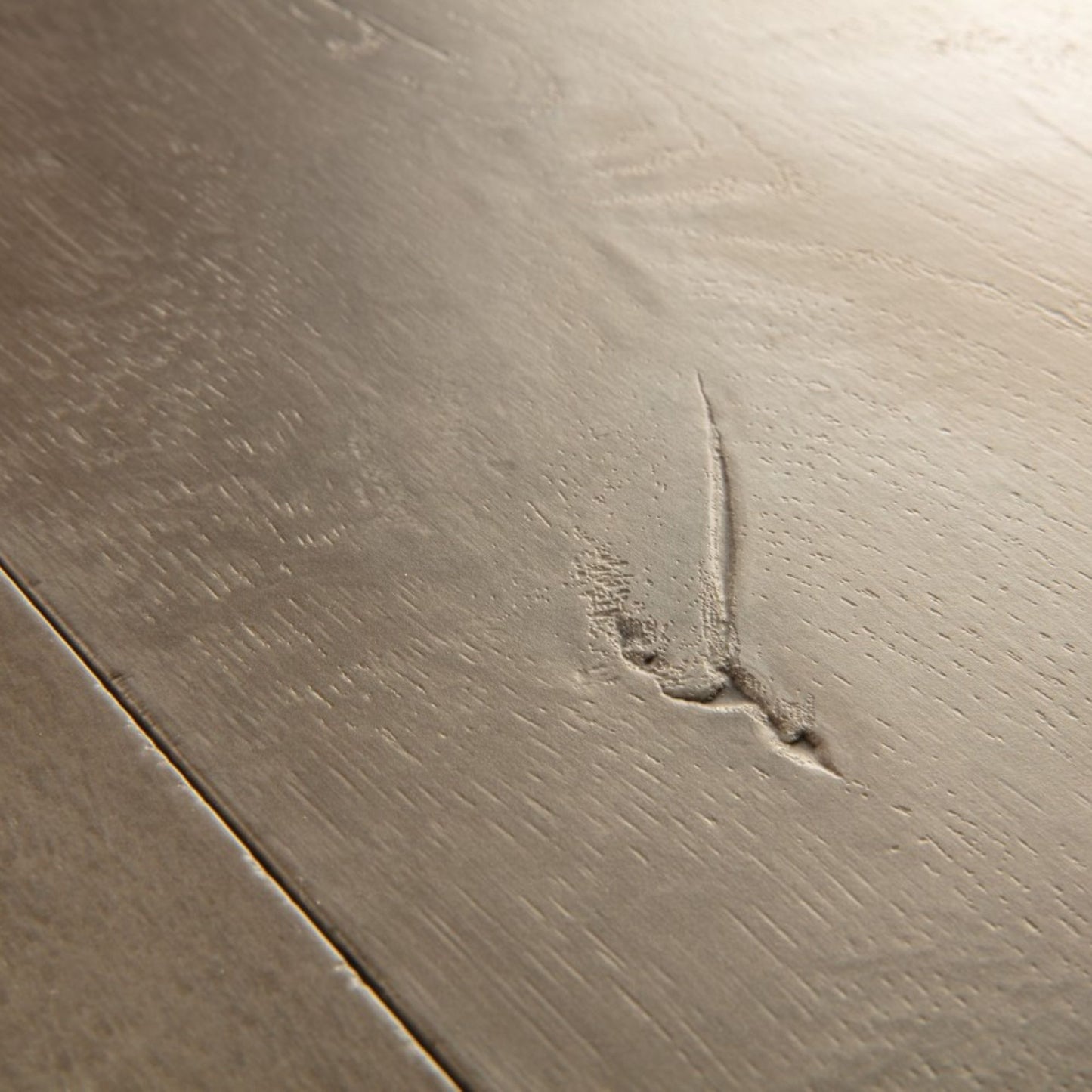 Pavimento in Laminato CAPTURE ROVERE PATINA MARRONE QUICK-STEP riproduce una venatura lignea profonda con una resa visiva naturale