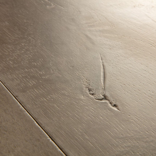 Pavimento in Laminato CAPTURE ROVERE PATINA MARRONE QUICK-STEP riproduce una venatura lignea profonda con una resa visiva naturale