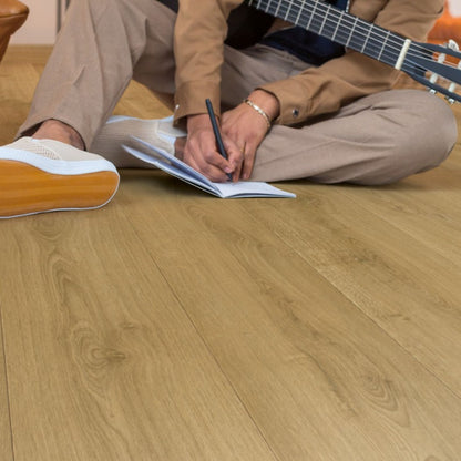 Pavimento in Laminato CAPTURE ROVERE SPAZZOLATO NATURALE CALDO QUICK-STEP per chi desidera un effetto legno credibile, facilmente integrabile in diversi stili di arredamento