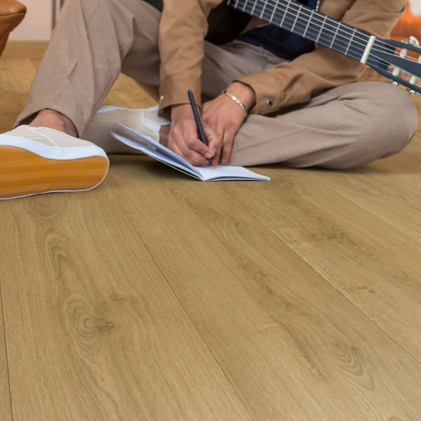 Pavimento in Laminato CAPTURE ROVERE SPAZZOLATO NATURALE CALDO QUICK-STEP per chi desidera un effetto legno credibile, facilmente integrabile in diversi stili di arredamento
