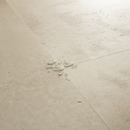 Pavimento in PVC ILLUME CEMENTO ARENARIA QUICK-STEP effetto pietra bisellatura naturale e garanzia a vita