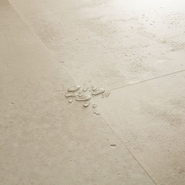 Pavimento in PVC ILLUME CEMENTO ARENARIA QUICK-STEP effetto pietra bisellatura naturale e garanzia a vita