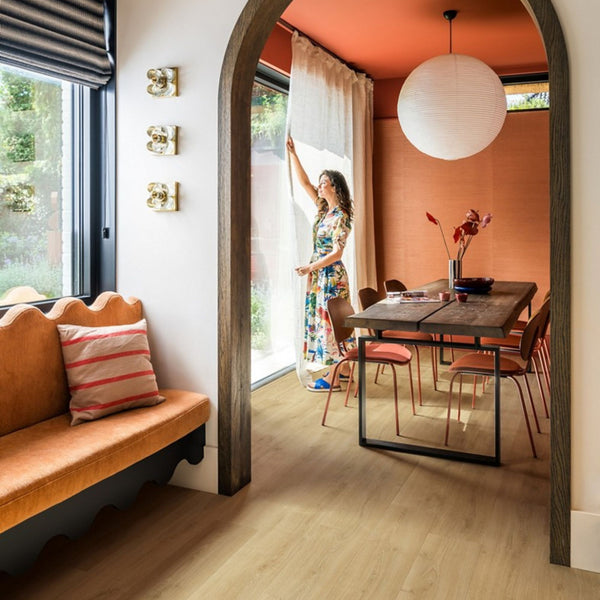 Pavimento in Laminato CAPTURE ROVERE SPAZZOLATO NATURALE CALDO QUICK-STEP per chi desidera un effetto legno credibile, facilmente integrabile in diversi stili di arredamento