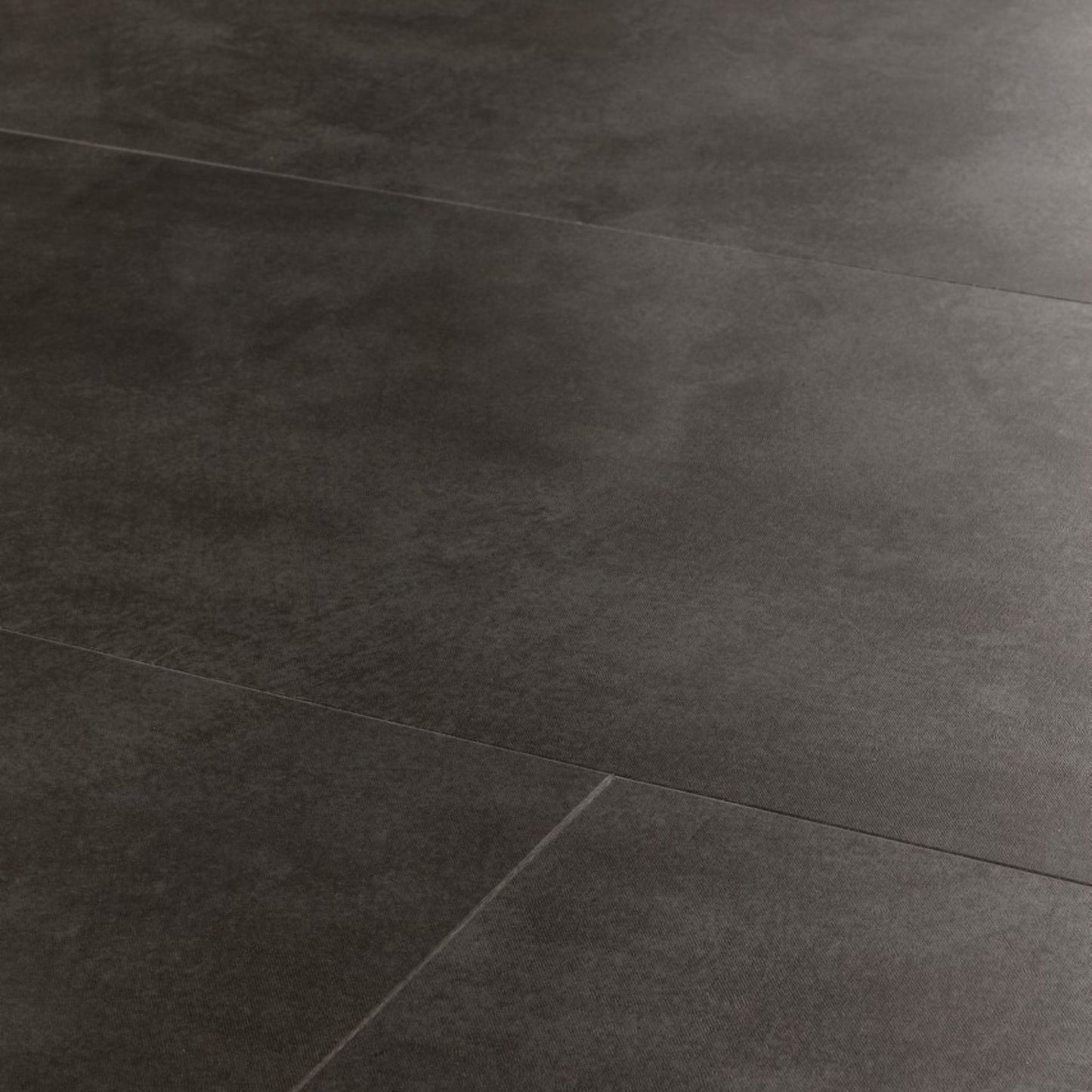 Pavimento in PVC ILLUME GRIGIO SOFT QUICK-STEP effetto pietra realistica, impermeabilità totale e posa Uniclic