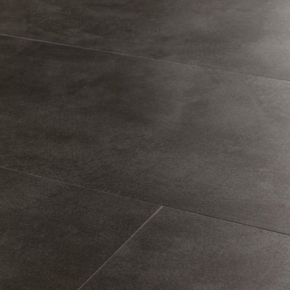 Pavimento in PVC ILLUME GRIGIO SOFT QUICK-STEP effetto pietra realistica, impermeabilità totale e posa Uniclic