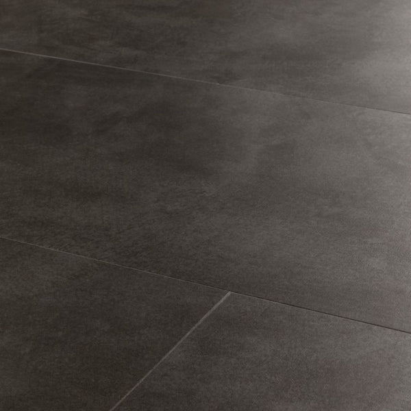 Pavimento in PVC ILLUME GRIGIO SOFT QUICK-STEP effetto pietra realistica, impermeabilità totale e posa Uniclic