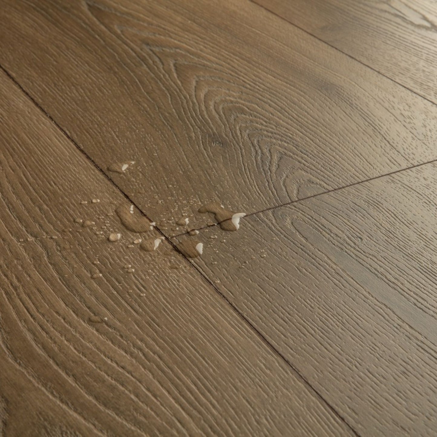 Pavimento in Laminato CLASSIC ROVERE CALDO QUICK-STEP impermeabile con bisellatura a stampa e sistema Uniclic compatibile con riscaldamento a pavimento