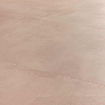 Pavimento in PVC ILLUME BLUSH SOFT QUICK-STEP tonalità rosa tenue con aspetto pietra delicato e contemporaneo