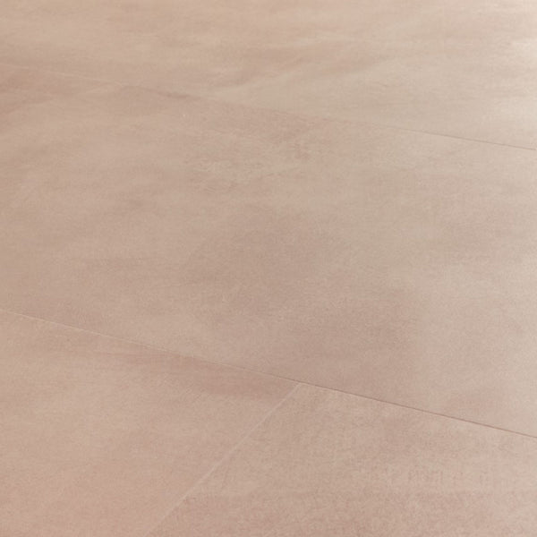 Pavimento in PVC ILLUME BLUSH SOFT QUICK-STEP tonalità rosa tenue con aspetto pietra delicato e contemporaneo