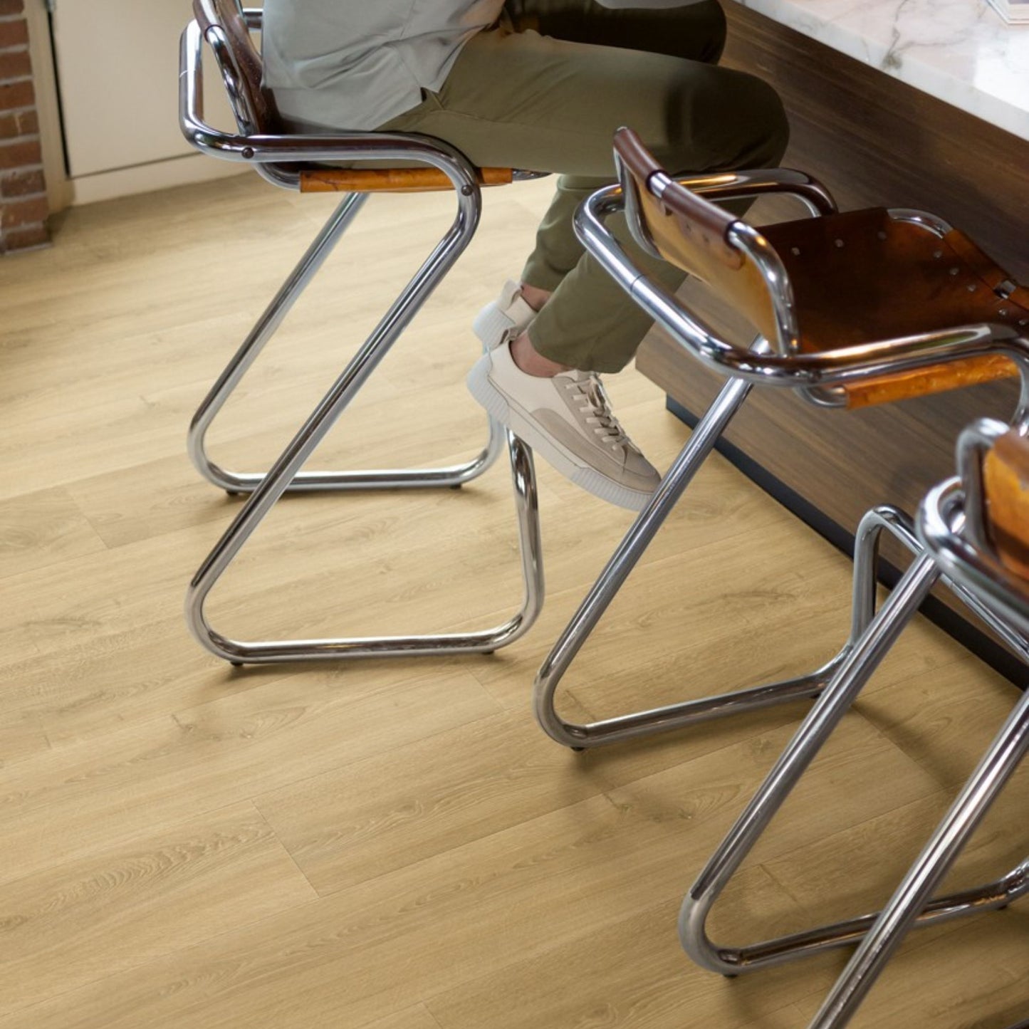 Pavimento in Laminato CAPTURE ROVERE SPAZZOLATO NATURALE CALDO QUICK-STEP per chi desidera un effetto legno credibile, facilmente integrabile in diversi stili di arredamento
