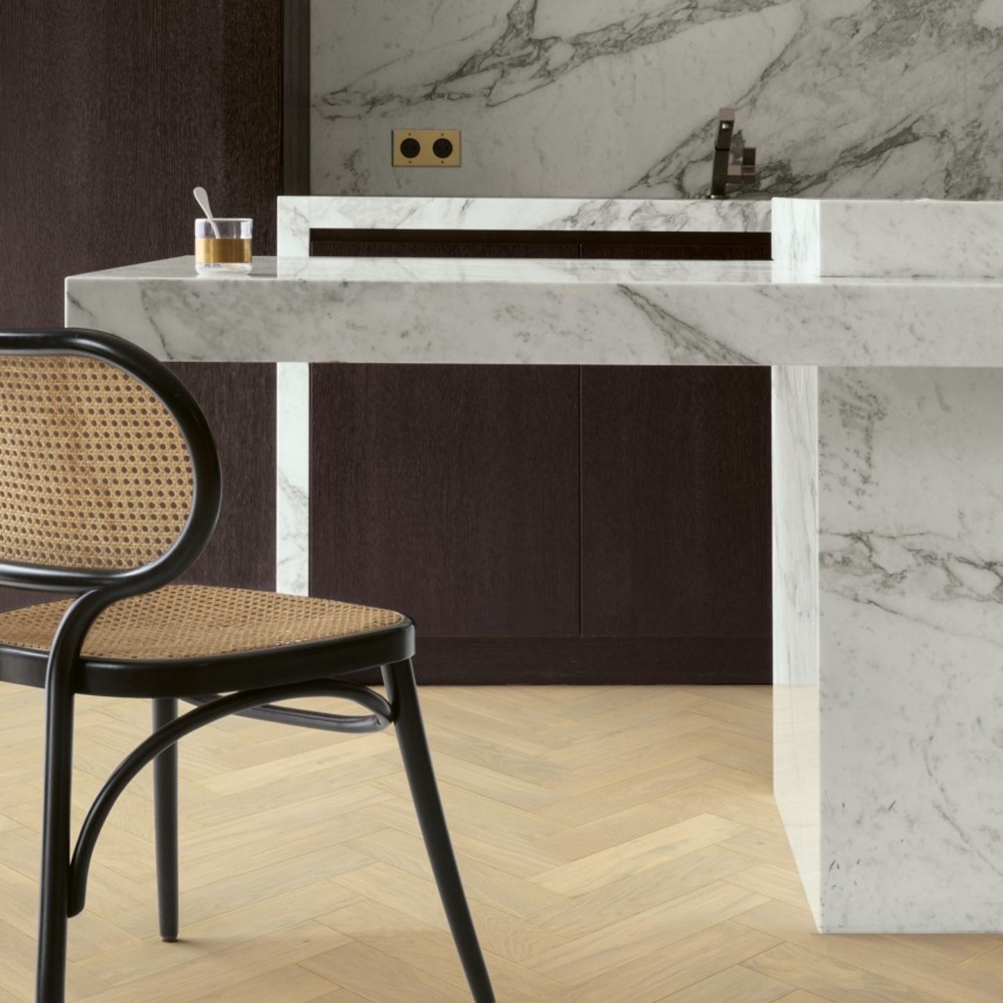 Pavimento in PARQUET DISEGNO ROVERE CHANTILLY EXTRA OPACO QUICK-STEP motivo a spina di pesce naturale e raffinato adatto a qualsiasi ambiente residenziale