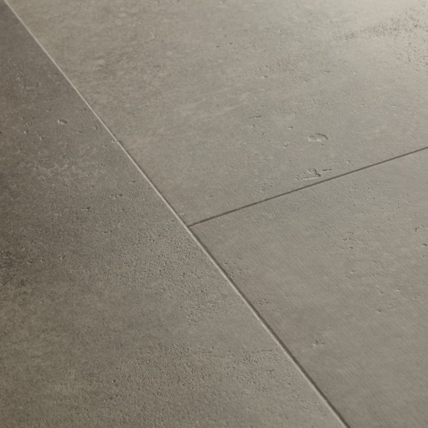 Pavimento in PVC ILLUME CEMENTO NUVOLATO QUICK-STEP effetto cemento nuvolato impermeabile, materassino integrato e garanzia residenziale a vita