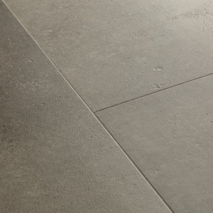 Pavimento in PVC ILLUME CEMENTO NUVOLATO QUICK-STEP effetto cemento nuvolato impermeabile, materassino integrato e garanzia residenziale a vita