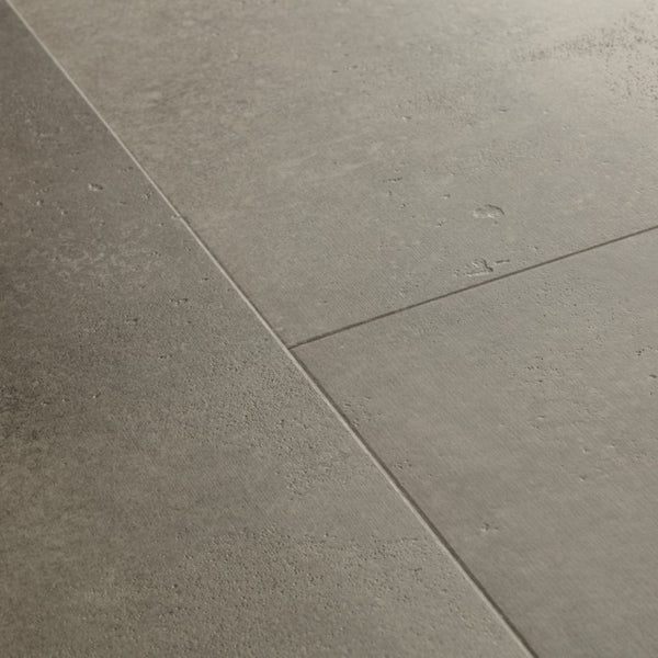 Pavimento in PVC ILLUME CEMENTO NUVOLATO QUICK-STEP effetto cemento nuvolato impermeabile, materassino integrato e garanzia residenziale a vita