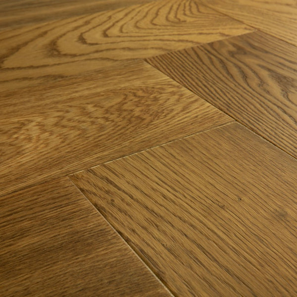Pavimento in PARQUET DISEGNO ROVERE GREZZO CANNELLA EXTRA OPACO QUICK-STEP motivo a spina di pesce dona profondità e calore agli ambienti residenziali