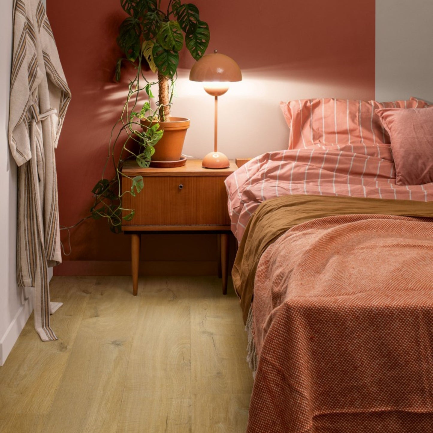 Pavimento in PVC BLOOM ROVERE COTONE PROFONDO QUICK-STEP studiata per integrarsi in ambienti residenziali moderni e tradizionali