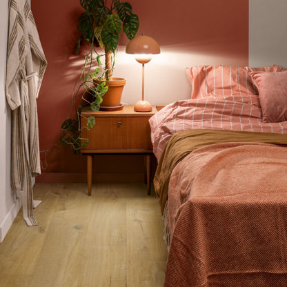 Pavimento in PVC BLOOM ROVERE COTONE PROFONDO QUICK-STEP studiata per integrarsi in ambienti residenziali moderni e tradizionali