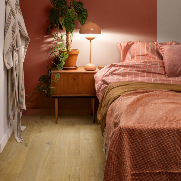 Pavimento in PVC BLOOM ROVERE COTONE PROFONDO QUICK-STEP studiata per integrarsi in ambienti residenziali moderni e tradizionali