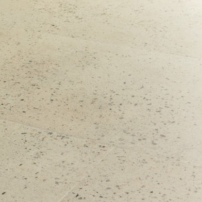 Pavimento in PVC ILLUME CEMENTO GHIAIA QUICK-STEP pietra con finitura cemento tonalità beige crea ambienti luminosi e continui