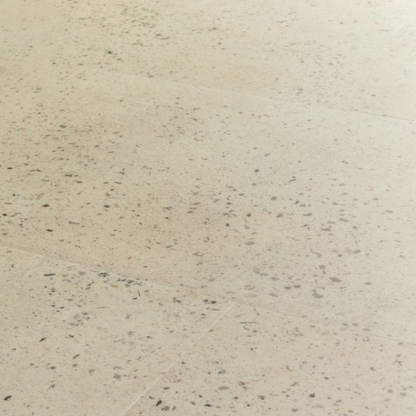 Pavimento in PVC ILLUME CEMENTO GHIAIA QUICK-STEP pietra con finitura cemento tonalità beige crea ambienti luminosi e continui