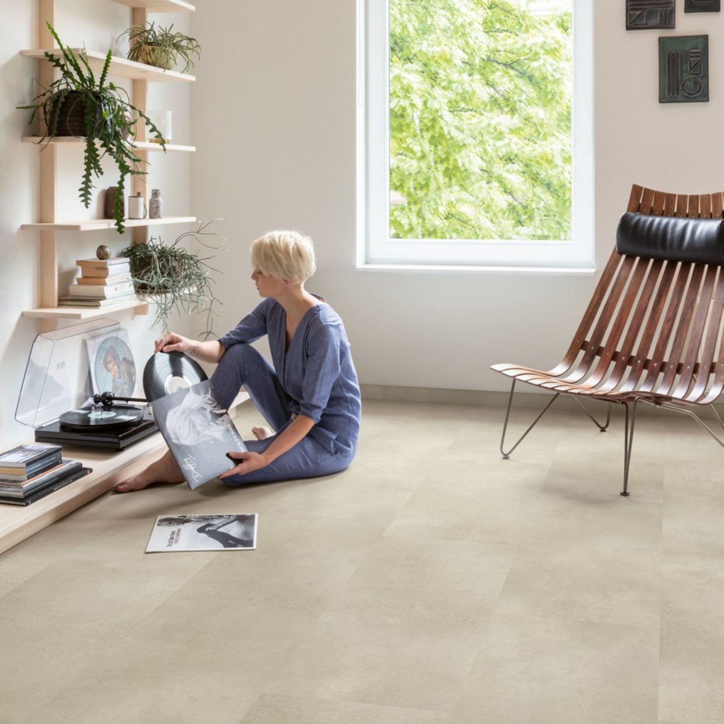 Pavimento in PVC ILLUME CEMENTO ARENARIA QUICK-STEP effetto pietra bisellatura naturale e garanzia a vita