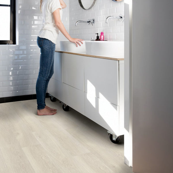 Pavimento in PVC BLOOM ROVERE DELLA BREZZA CHIARO QUICK-STEP tonalità grigio chiaro conferisce luminosità agli ambienti