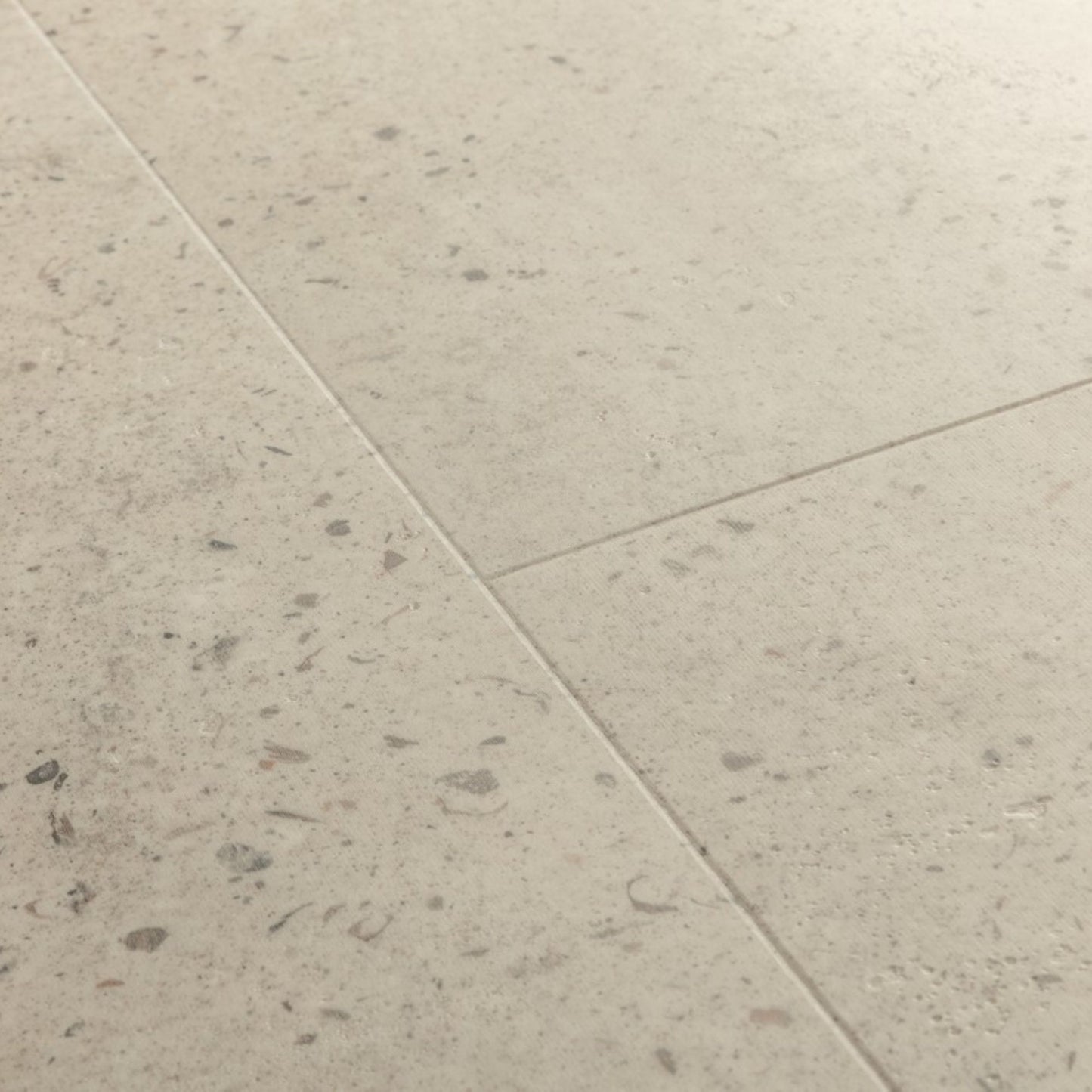 Pavimento in PVC ILLUME CEMENTO OSTRICA QUICK-STEP pietra con tonalità grigio chiaro consente di valorizzare ambienti luminosi e ordinati