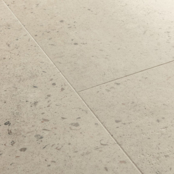 Pavimento in PVC ILLUME CEMENTO OSTRICA QUICK-STEP pietra con tonalità grigio chiaro consente di valorizzare ambienti luminosi e ordinati