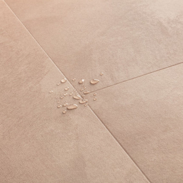 Pavimento in PVC ILLUME BLUSH SOFT QUICK-STEP tonalità rosa tenue con aspetto pietra delicato e contemporaneo