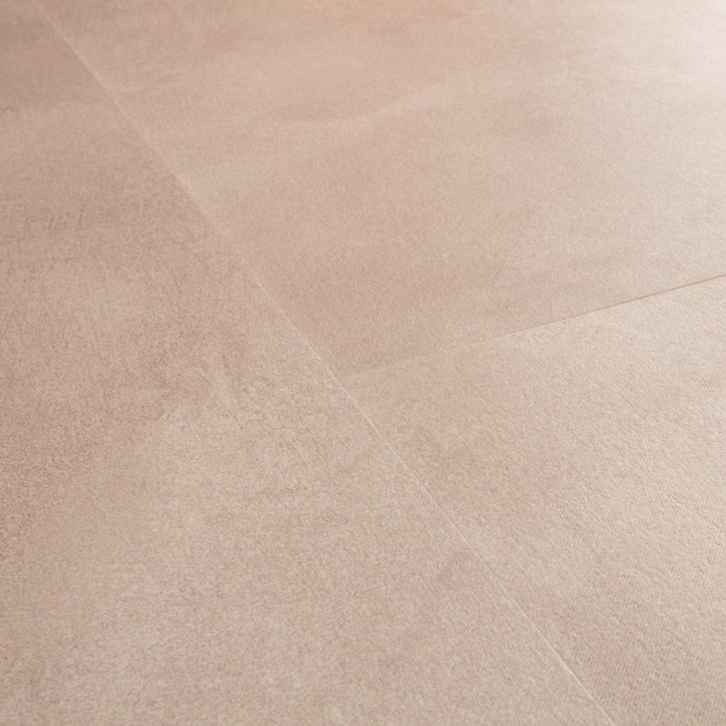 Pavimento in PVC ILLUME BLUSH SOFT QUICK-STEP tonalità rosa tenue con aspetto pietra delicato e contemporaneo