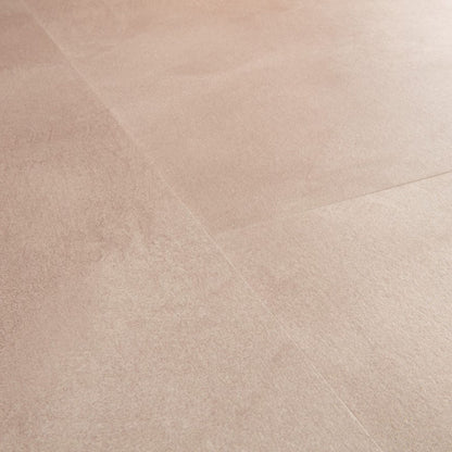 Pavimento in PVC ILLUME BLUSH SOFT QUICK-STEP tonalità rosa tenue con aspetto pietra delicato e contemporaneo