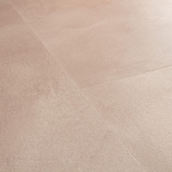Pavimento in PVC ILLUME BLUSH SOFT QUICK-STEP tonalità rosa tenue con aspetto pietra delicato e contemporaneo