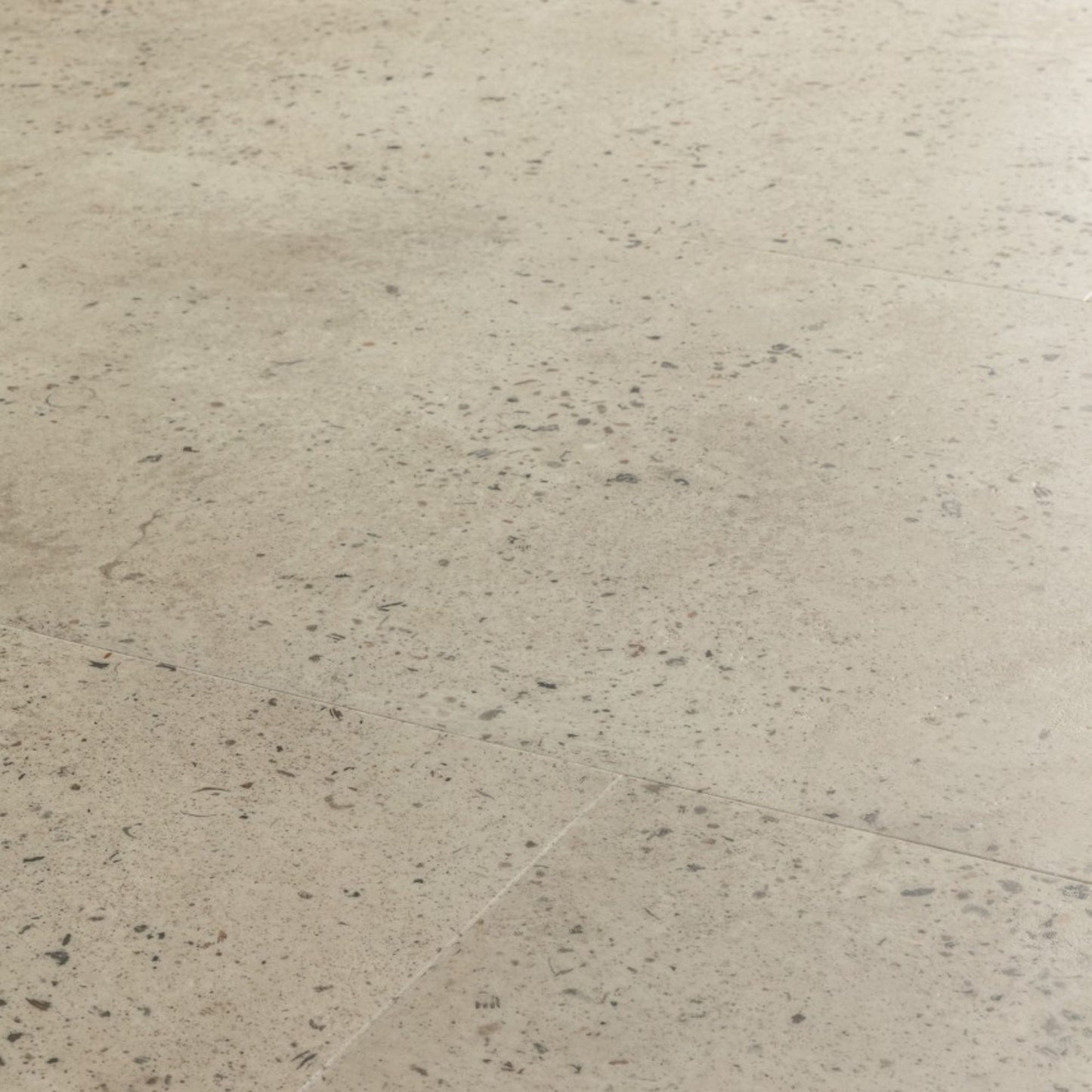 Pavimento in PVC ILLUME CEMENTO OSTRICA QUICK-STEP pietra con tonalità grigio chiaro consente di valorizzare ambienti luminosi e ordinati