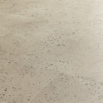 Pavimento in PVC ILLUME CEMENTO OSTRICA QUICK-STEP pietra con tonalità grigio chiaro consente di valorizzare ambienti luminosi e ordinati