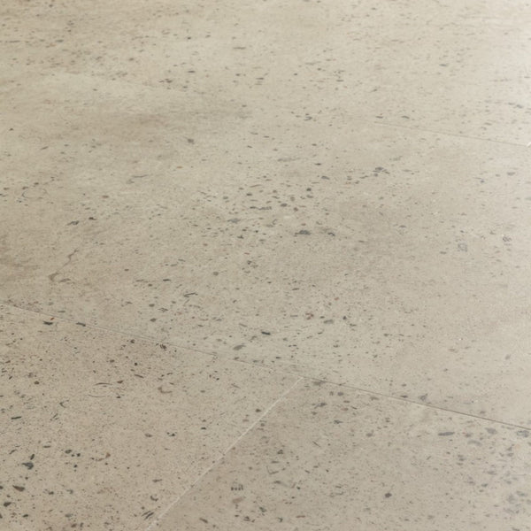 Pavimento in PVC ILLUME CEMENTO OSTRICA QUICK-STEP pietra con tonalità grigio chiaro consente di valorizzare ambienti luminosi e ordinati