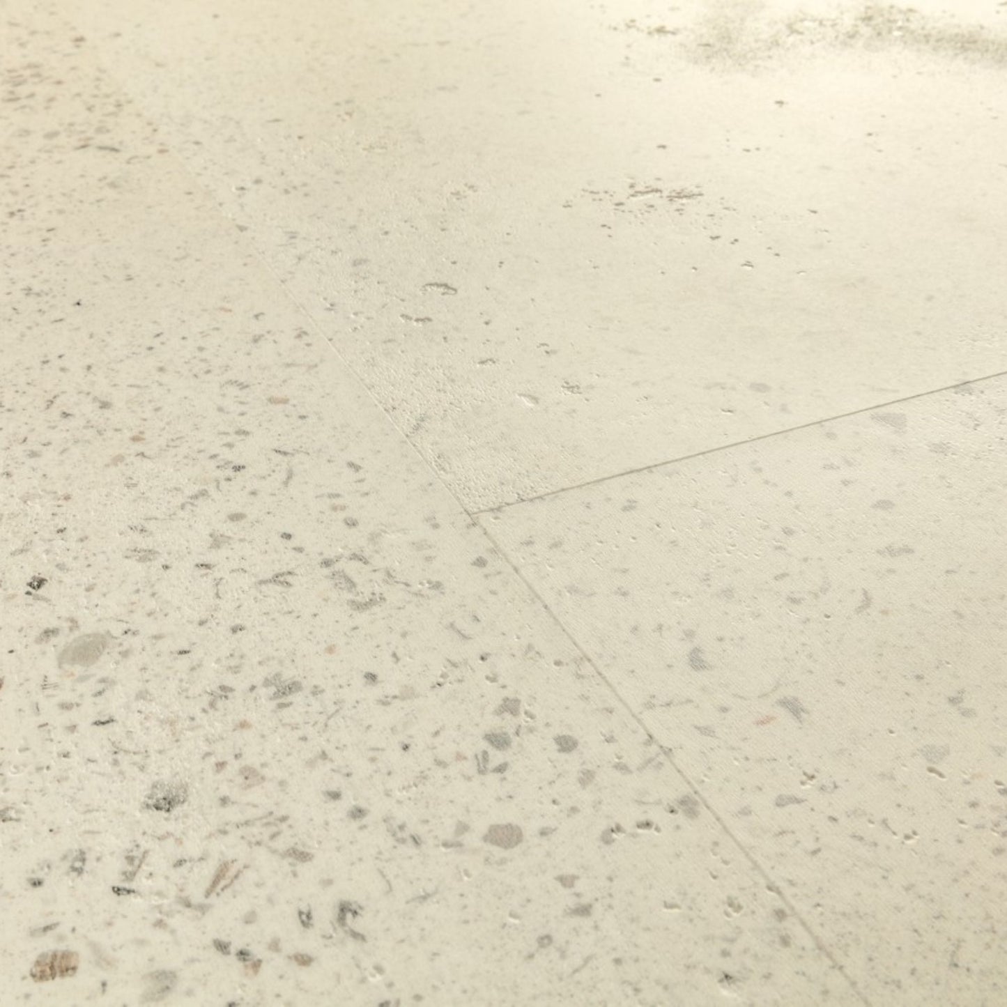 Pavimento in PVC ILLUME CEMENTO GHIAIA QUICK-STEP pietra con finitura cemento tonalità beige crea ambienti luminosi e continui